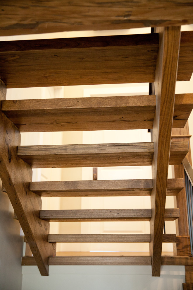 Aménagement d'un escalier sans contremarche éclectique en U de taille moyenne avec des marches en bois et un garde-corps en métal.