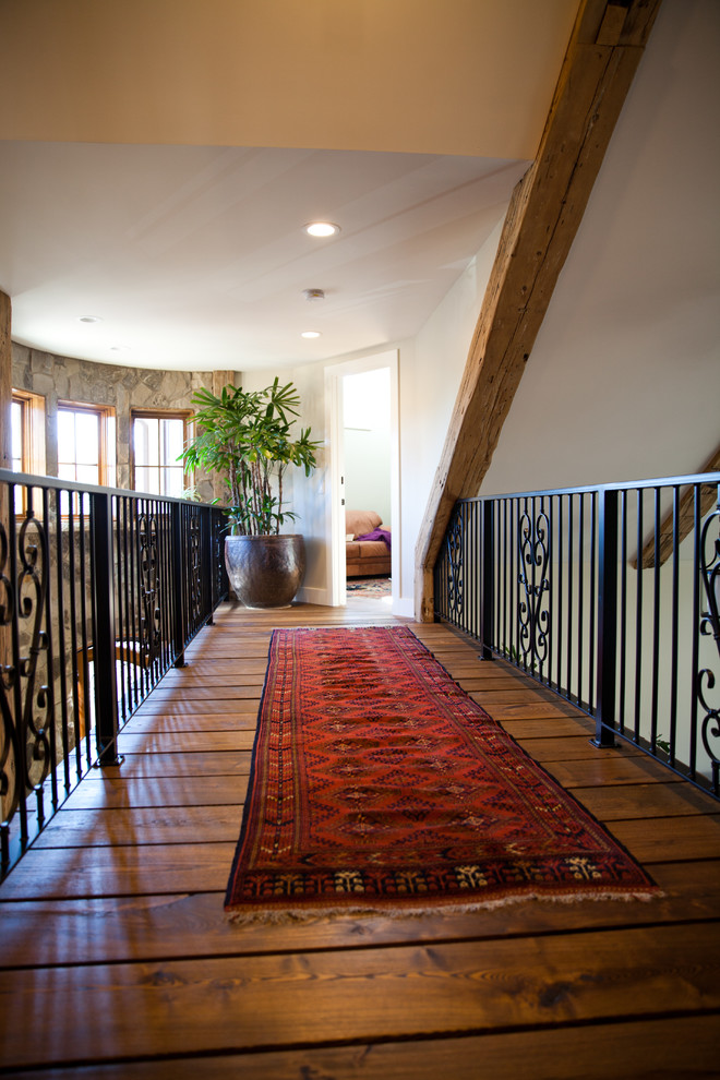 Foto de escalera en U bohemia de tamaño medio con escalones de madera y barandilla de metal