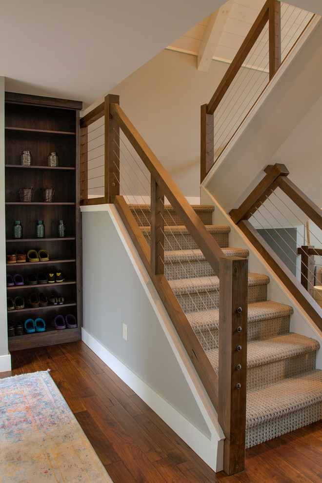 Пример оригинального дизайна: п-образная лестница среднего размера в скандинавском стиле с ступенями с ковровым покрытием, ковровыми подступенками и перилами из смешанных материалов