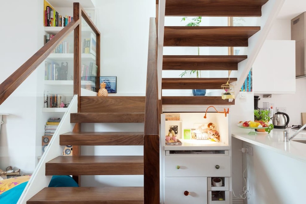 Cette photo montre un escalier sans contremarche en U de taille moyenne avec des marches en bois et un garde-corps en matériaux mixtes.