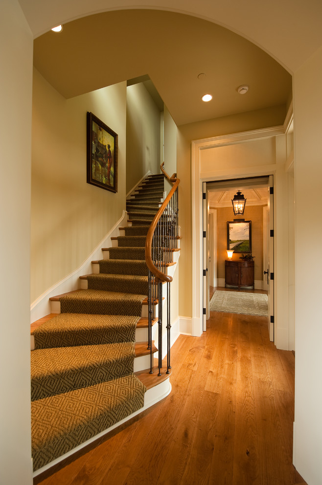 Источник вдохновения для домашнего уюта: изогнутая лестница среднего размера в классическом стиле с деревянными ступенями и крашенными деревянными подступенками