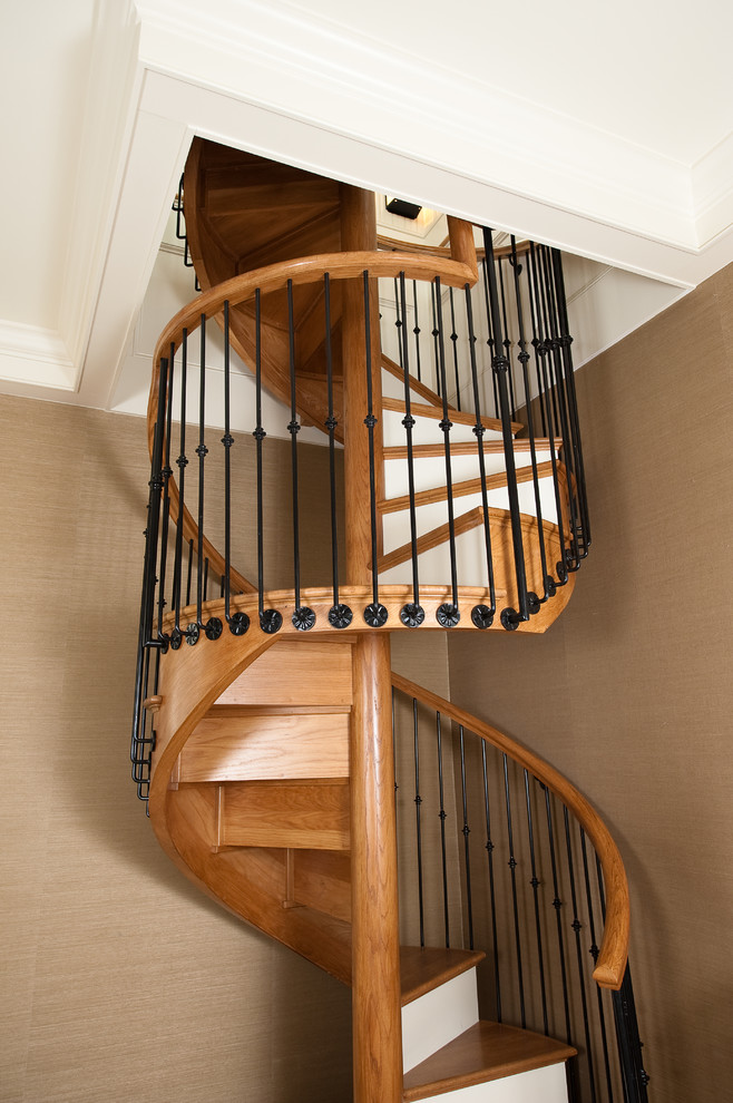 Idée de décoration pour un petit escalier peint hélicoïdal tradition avec des marches en bois.