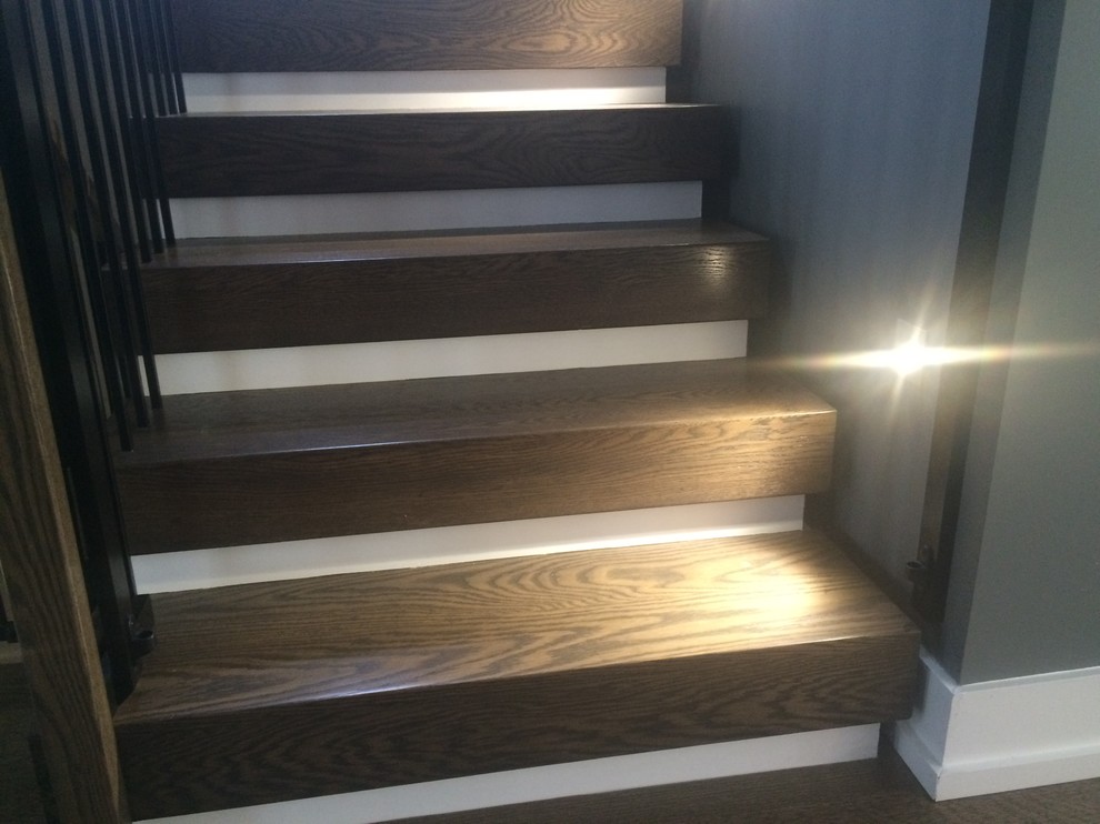 Imagen de escalera curva actual de tamaño medio con escalones de madera y contrahuellas de madera