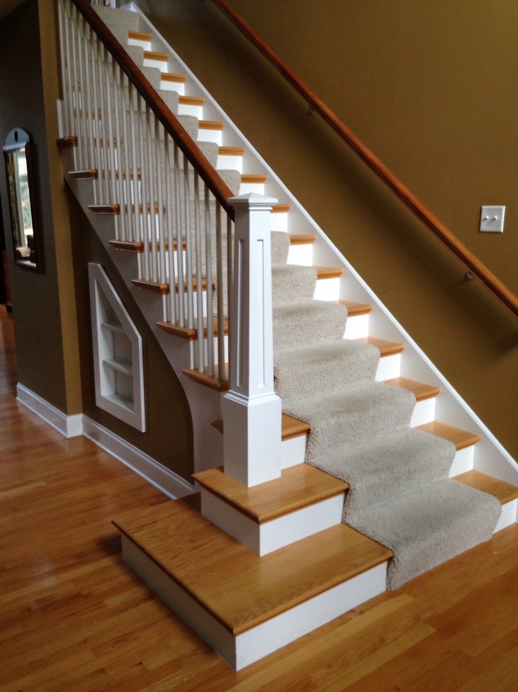 Источник вдохновения для домашнего уюта: большая прямая лестница в классическом стиле с деревянными ступенями, крашенными деревянными подступенками и деревянными перилами