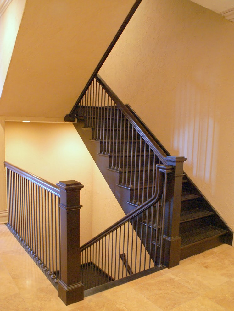 Diseño de escalera en U clásica grande con escalones de madera, contrahuellas de madera y barandilla de madera
