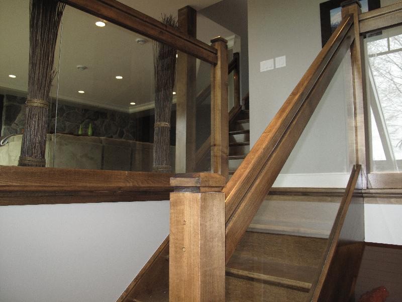Idée de décoration pour un petit escalier droit chalet avec des marches en bois et des contremarches en bois.