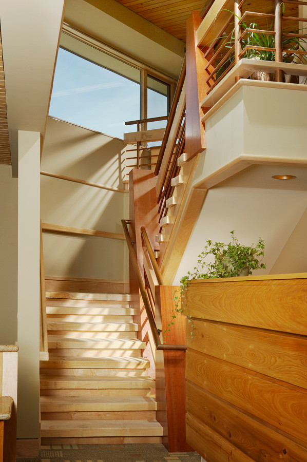 На фото: п-образная деревянная лестница с деревянными ступенями