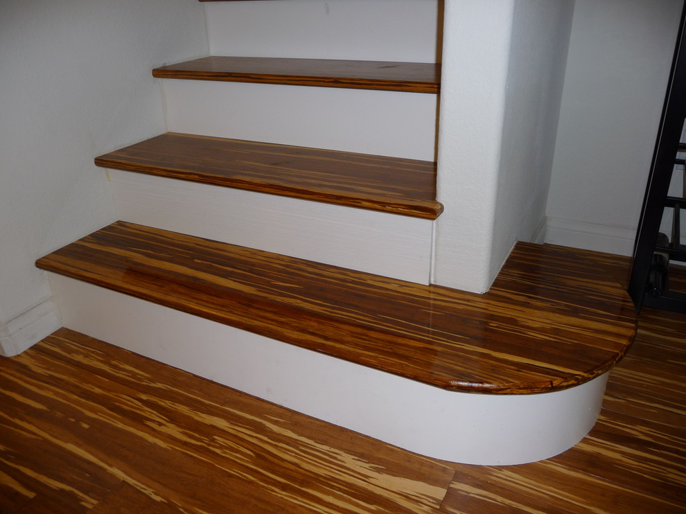Пример оригинального дизайна: винтовая лестница среднего размера в стиле ретро с деревянными ступенями и крашенными деревянными подступенками