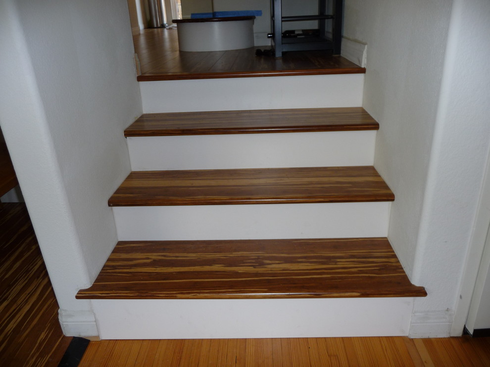 Стильный дизайн: маленькая прямая лестница в стиле ретро с деревянными ступенями и крашенными деревянными подступенками для на участке и в саду - последний тренд