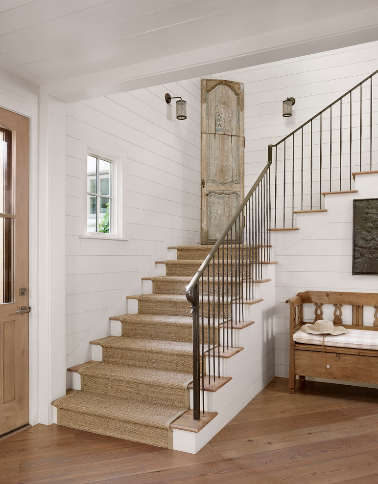 Стильный дизайн: лестница в стиле кантри с деревянными ступенями, крашенными деревянными подступенками и металлическими перилами - последний тренд