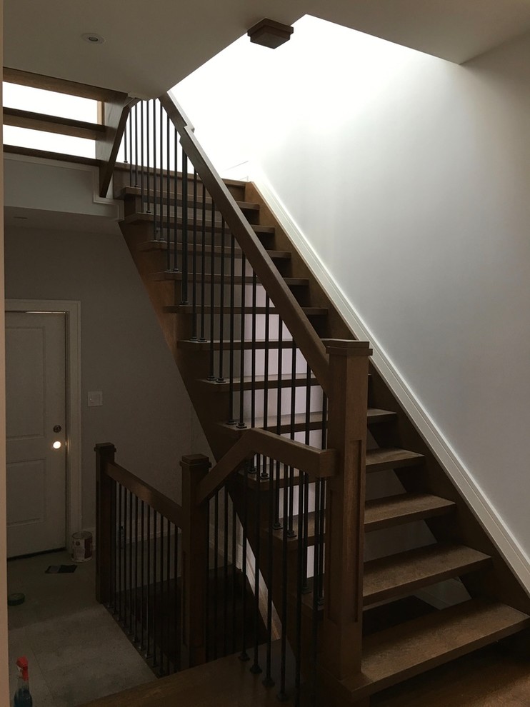 トロントにある低価格の中くらいなトラディショナルスタイルのおしゃれな階段 (木材の手すり) の写真