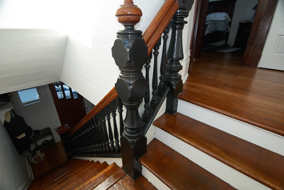 Источник вдохновения для домашнего уюта: прямая лестница среднего размера в стиле модернизм с деревянными ступенями и крашенными деревянными подступенками