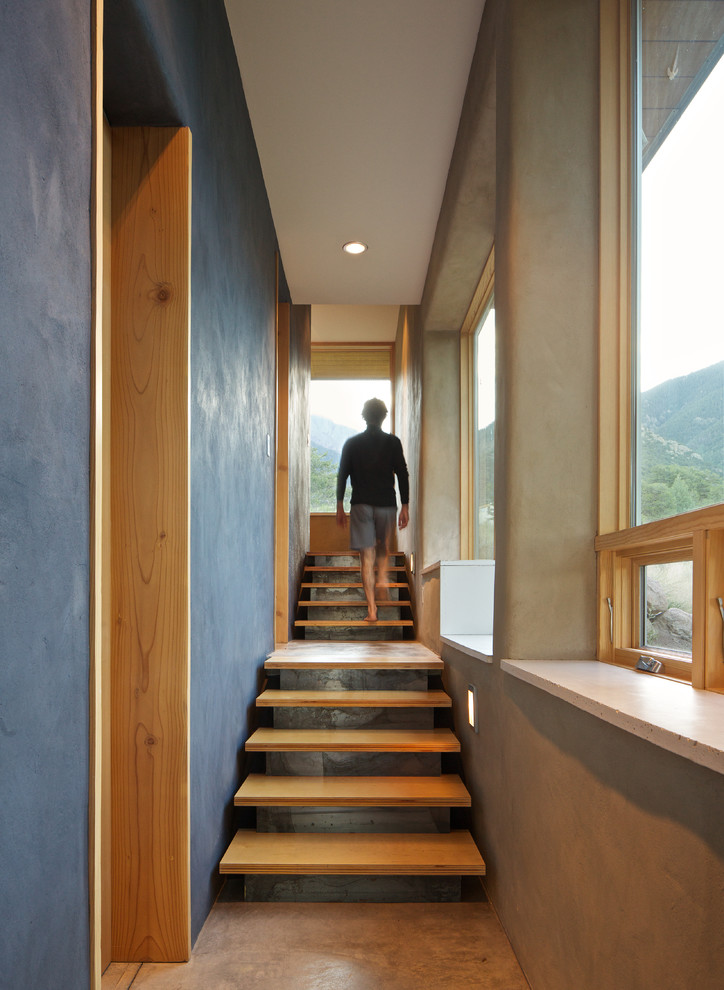 На фото: лестница на больцах в стиле модернизм с деревянными ступенями без подступенок с