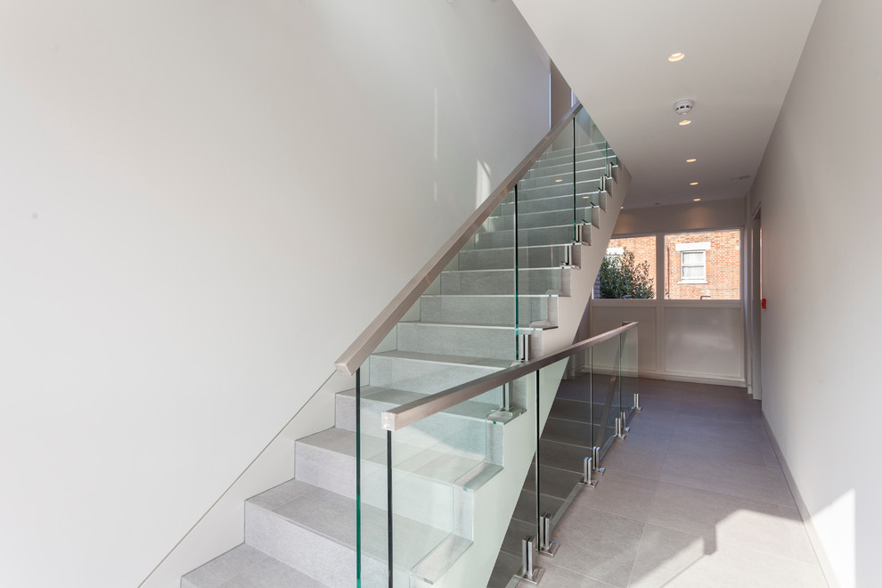 Источник вдохновения для домашнего уюта: лестница среднего размера в современном стиле