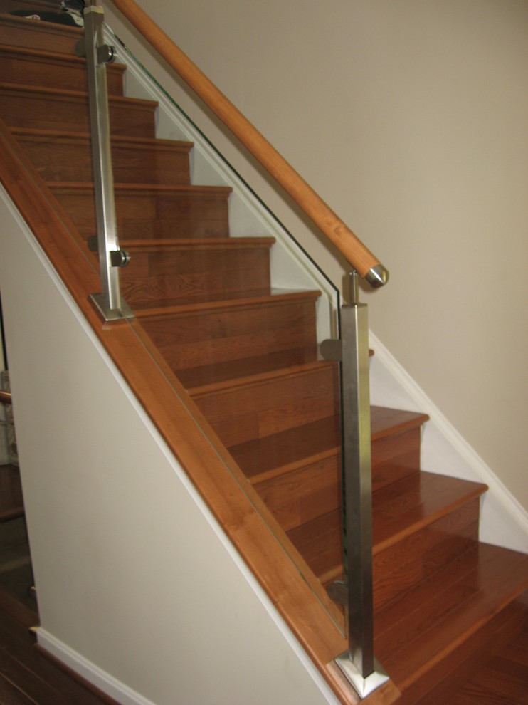 Diseño de escalera recta contemporánea con escalones de madera y contrahuellas de madera