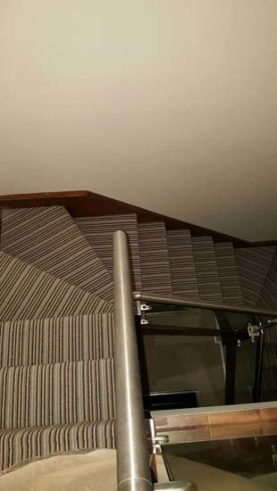 Ejemplo de escalera en U clásica renovada de tamaño medio con escalones enmoquetados, contrahuellas enmoquetadas y barandilla de varios materiales