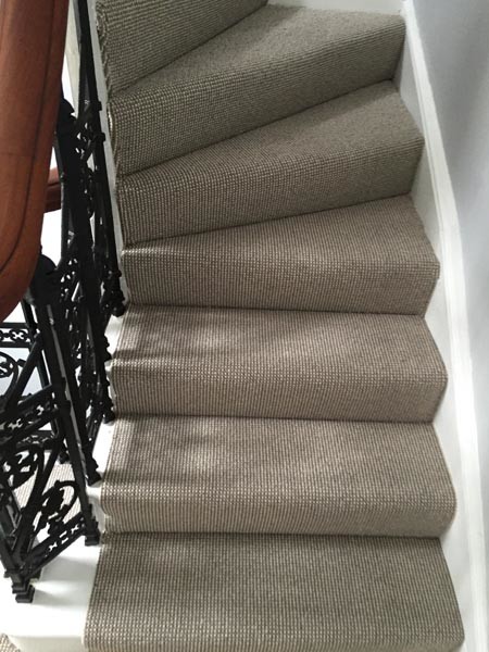 Imagen de escalera curva tradicional renovada de tamaño medio con escalones enmoquetados, contrahuellas enmoquetadas y barandilla de varios materiales