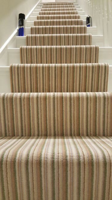 Стильный дизайн: п-образная лестница среднего размера в стиле неоклассика (современная классика) с ступенями с ковровым покрытием, ковровыми подступенками и деревянными перилами - последний тренд