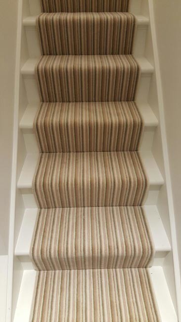 Diseño de escalera en U clásica renovada de tamaño medio con escalones enmoquetados, contrahuellas enmoquetadas y barandilla de madera