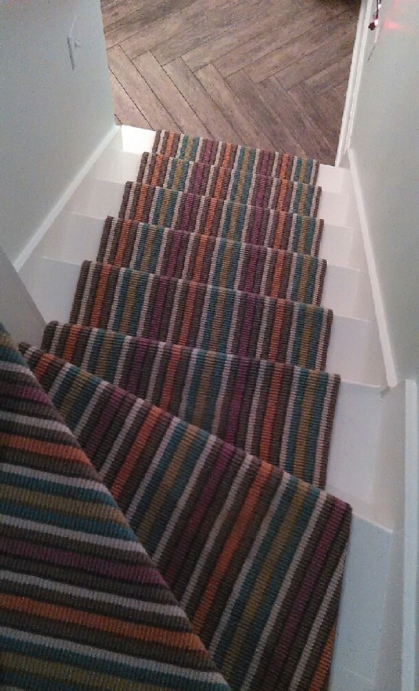 Источник вдохновения для домашнего уюта: угловая лестница среднего размера в стиле фьюжн с ступенями с ковровым покрытием и ковровыми подступенками