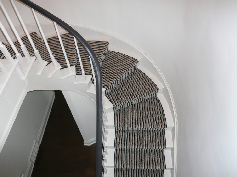 Inspiration pour un escalier peint courbe traditionnel de taille moyenne avec des marches en bois peint.