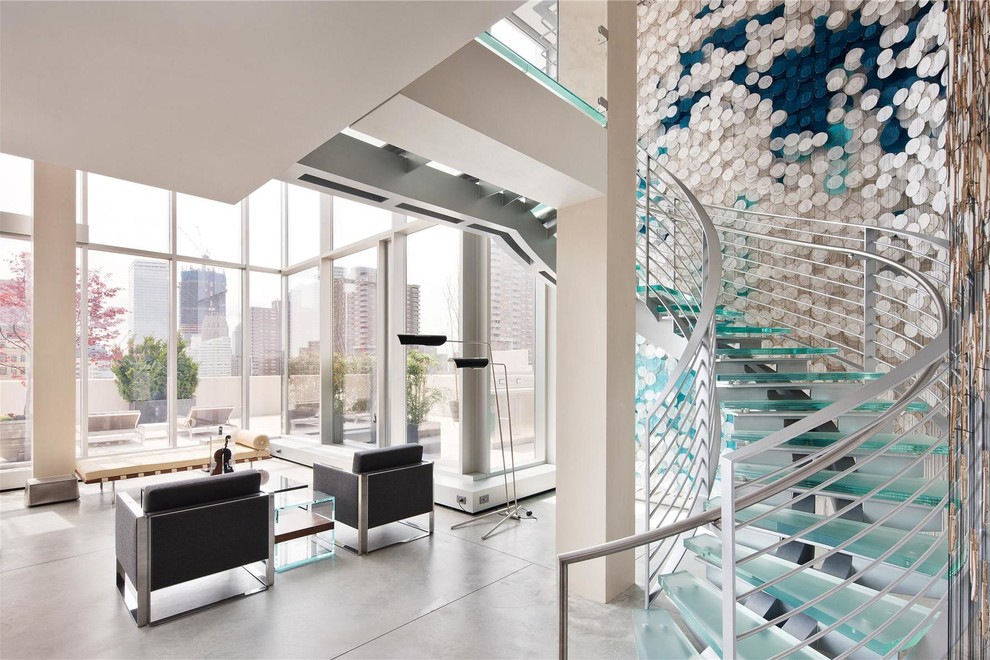 Imagen de escalera curva minimalista de tamaño medio sin contrahuella con escalones de vidrio y barandilla de metal