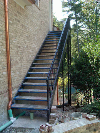 Réalisation d'un escalier droit tradition de taille moyenne avec des marches en métal et des contremarches en métal.