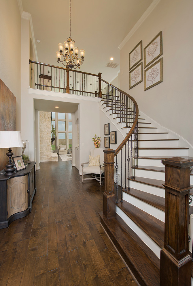 Idées déco pour un escalier peint courbe classique avec des marches en bois et éclairage.
