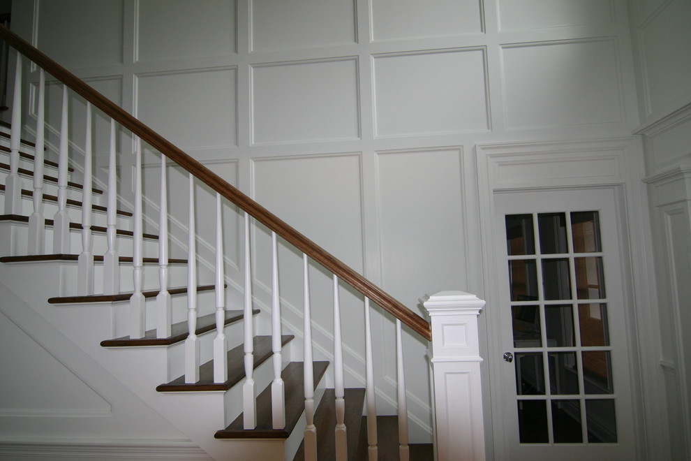 Свежая идея для дизайна: маленькая прямая лестница в классическом стиле с деревянными ступенями и крашенными деревянными подступенками для на участке и в саду - отличное фото интерьера