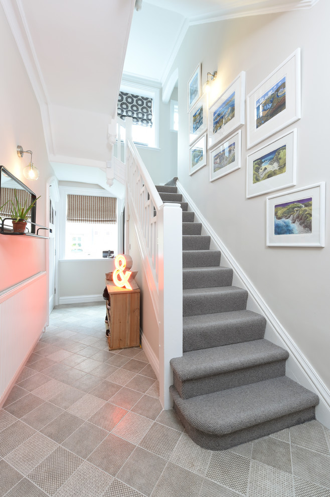 Идея дизайна: п-образная лестница в стиле неоклассика (современная классика) с ступенями с ковровым покрытием, ковровыми подступенками и деревянными перилами