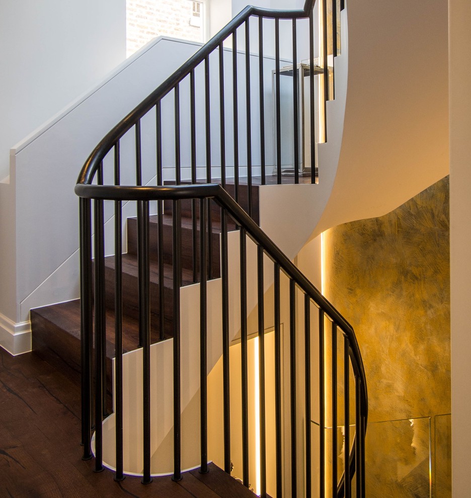 Cette photo montre un grand escalier victorien avec des marches en bois.
