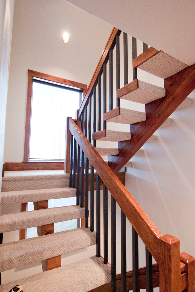 Exempel på en mellanstor trappa, med heltäckningsmatta och öppna sättsteg