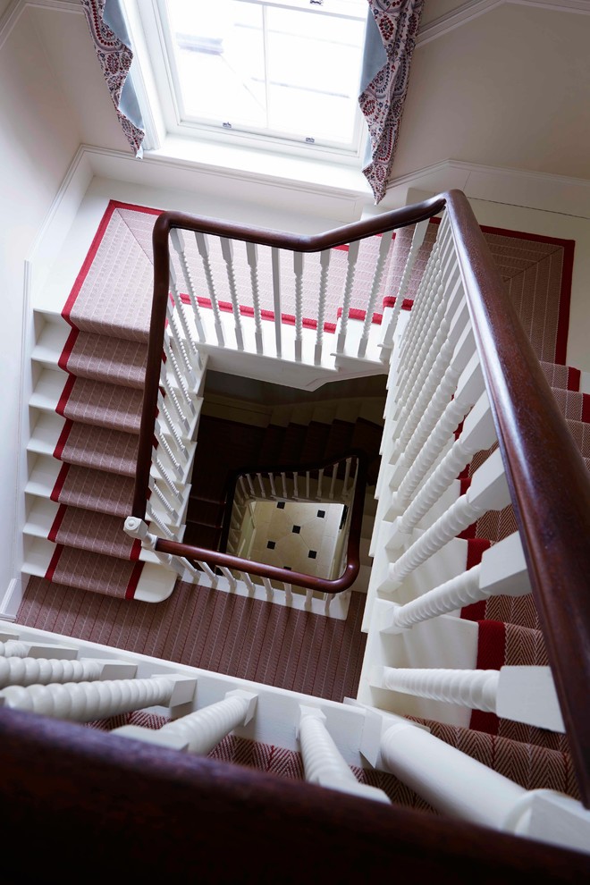 Идея дизайна: винтовая лестница в классическом стиле с ступенями с ковровым покрытием и крашенными деревянными подступенками