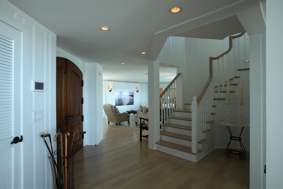На фото: огромная винтовая деревянная лестница в морском стиле с деревянными ступенями