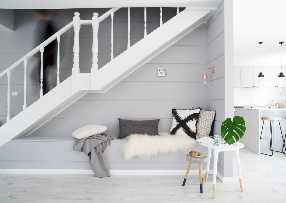 Inspiration pour un petit escalier droit minimaliste avec des marches en bois, des contremarches en bois et un garde-corps en bois.