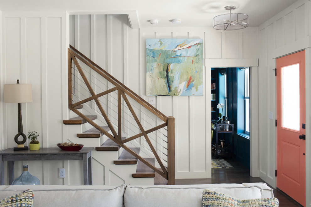 Idée de décoration pour un escalier peint champêtre avec des marches en bois et éclairage.