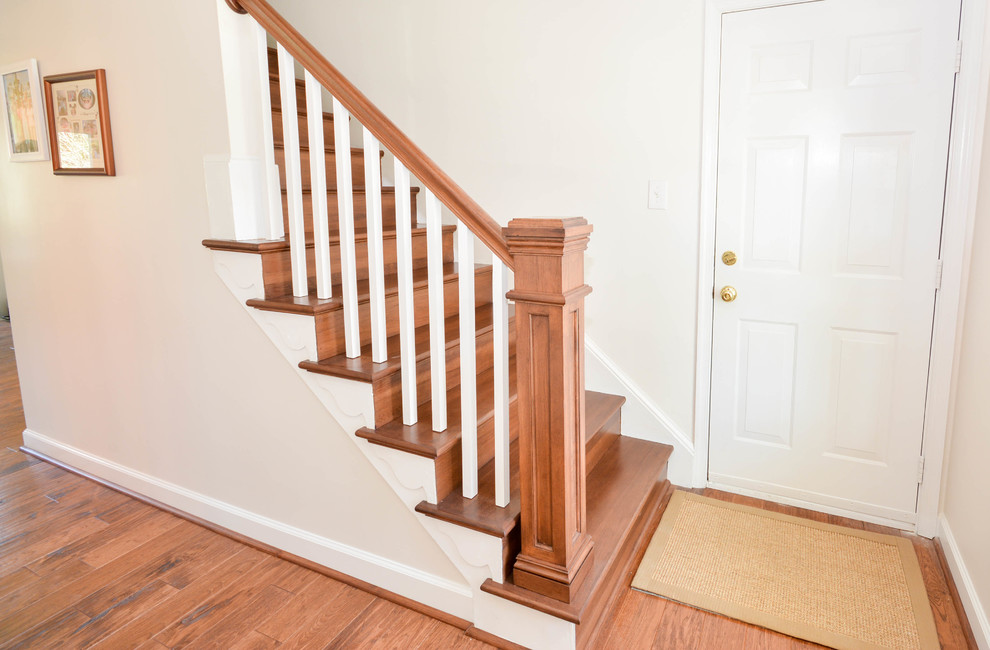 Réalisation d'un escalier droit champêtre de taille moyenne avec des marches en bois et des contremarches en bois.