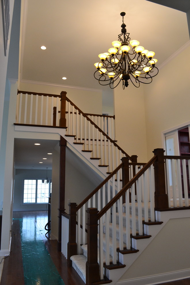 Стильный дизайн: большая п-образная лестница в классическом стиле с ступенями с ковровым покрытием и ковровыми подступенками - последний тренд