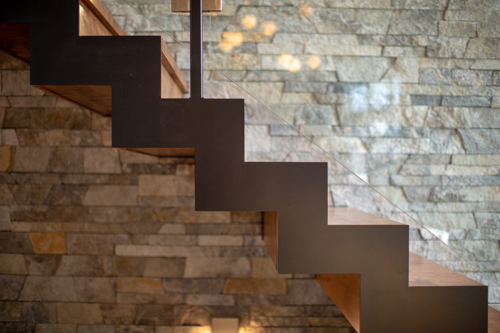 Источник вдохновения для домашнего уюта: большая угловая деревянная лестница в стиле модернизм с деревянными ступенями и перилами из смешанных материалов