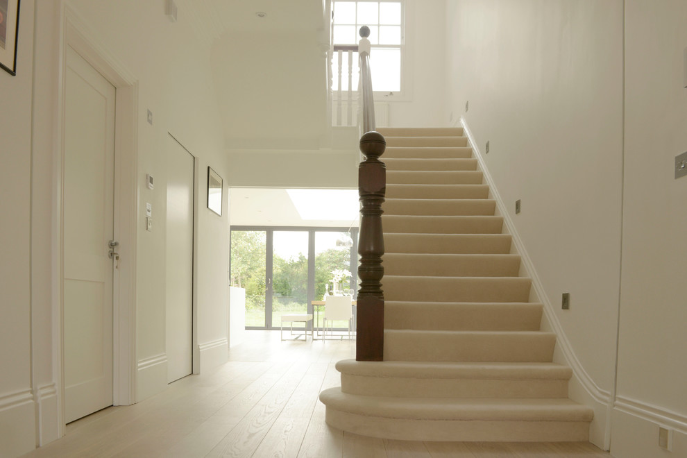 Пример оригинального дизайна: лестница среднего размера в современном стиле