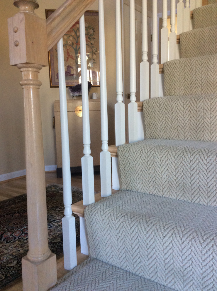 Klassisches Treppengeländer Holz mit Teppich-Treppenstufen und Teppich-Setzstufen in Kolumbus