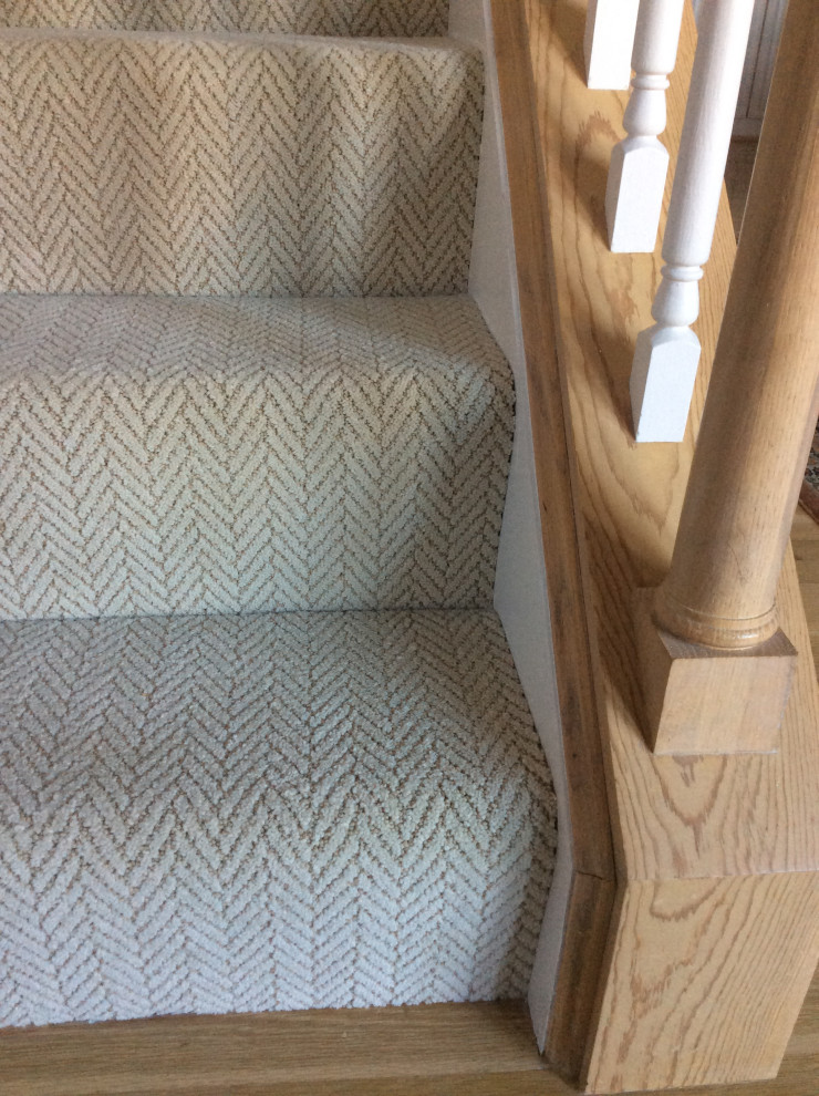 Пример оригинального дизайна: лестница в стиле неоклассика (современная классика) с ступенями с ковровым покрытием, ковровыми подступенками и деревянными перилами