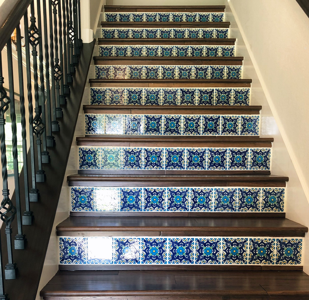Пример оригинального дизайна: прямая лестница среднего размера в стиле фьюжн с деревянными ступенями, подступенками из плитки и перилами из смешанных материалов