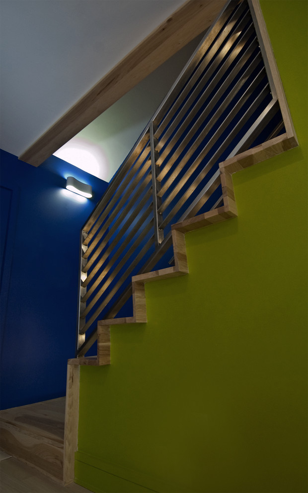 Foto de escalera en L moderna pequeña con escalones de madera y contrahuellas de madera