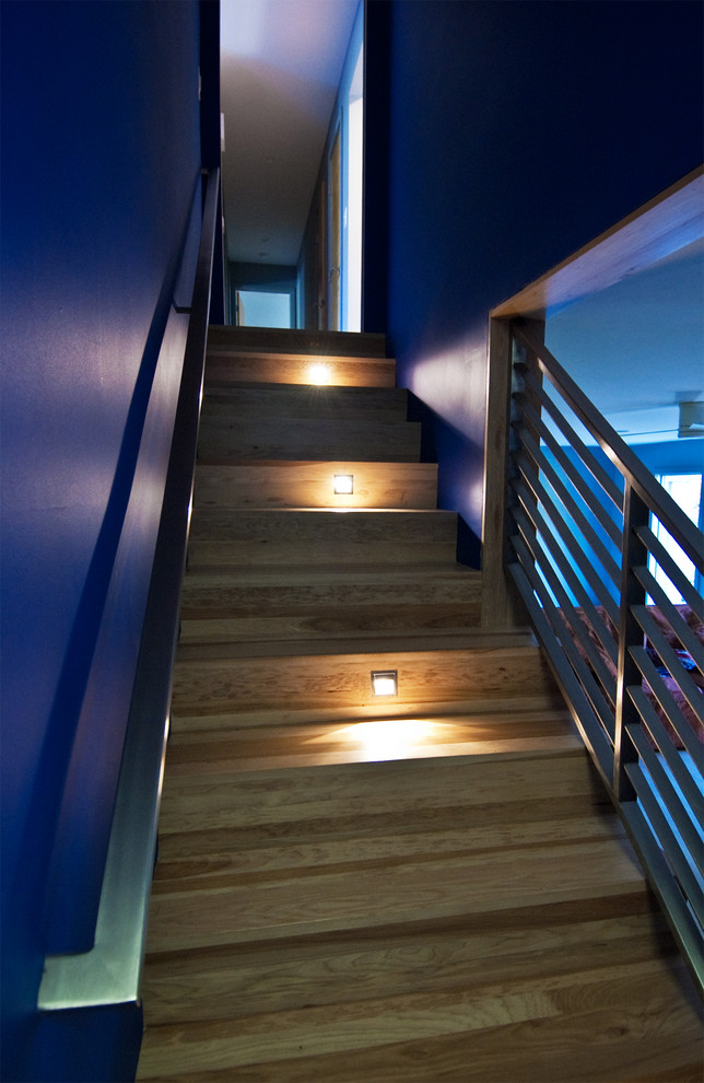 Modelo de escalera en L moderna pequeña con escalones de madera y contrahuellas de madera
