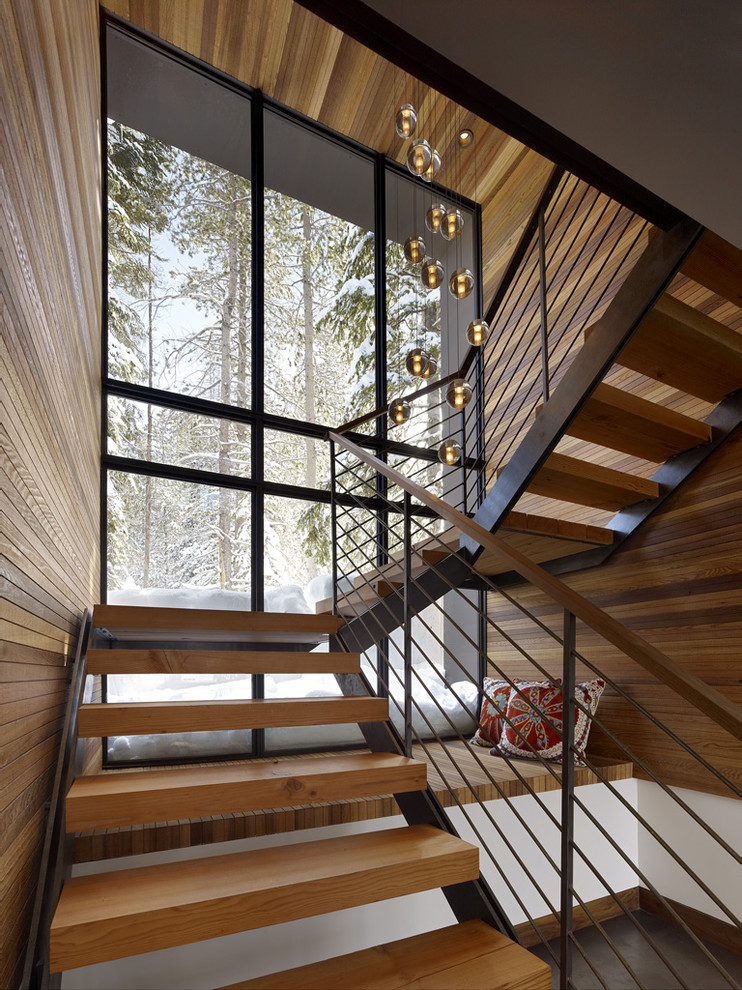 Idée de décoration pour un escalier sans contremarche chalet avec des marches en bois et rangements.