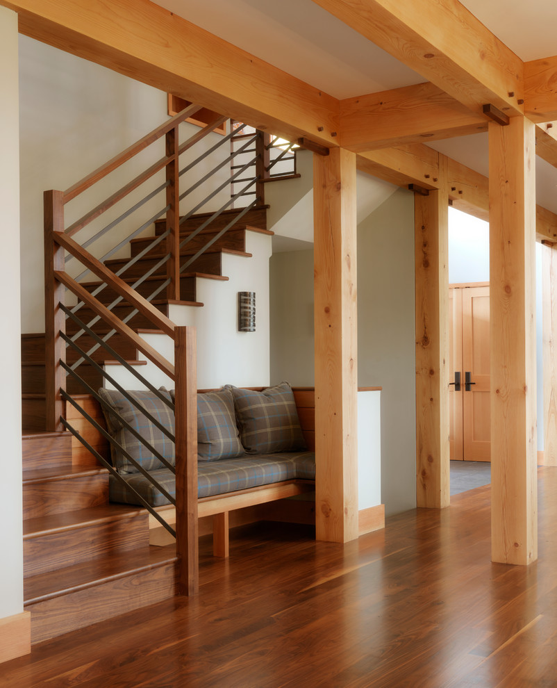 Стильный дизайн: большая п-образная деревянная лестница в стиле рустика с деревянными ступенями и перилами из смешанных материалов - последний тренд