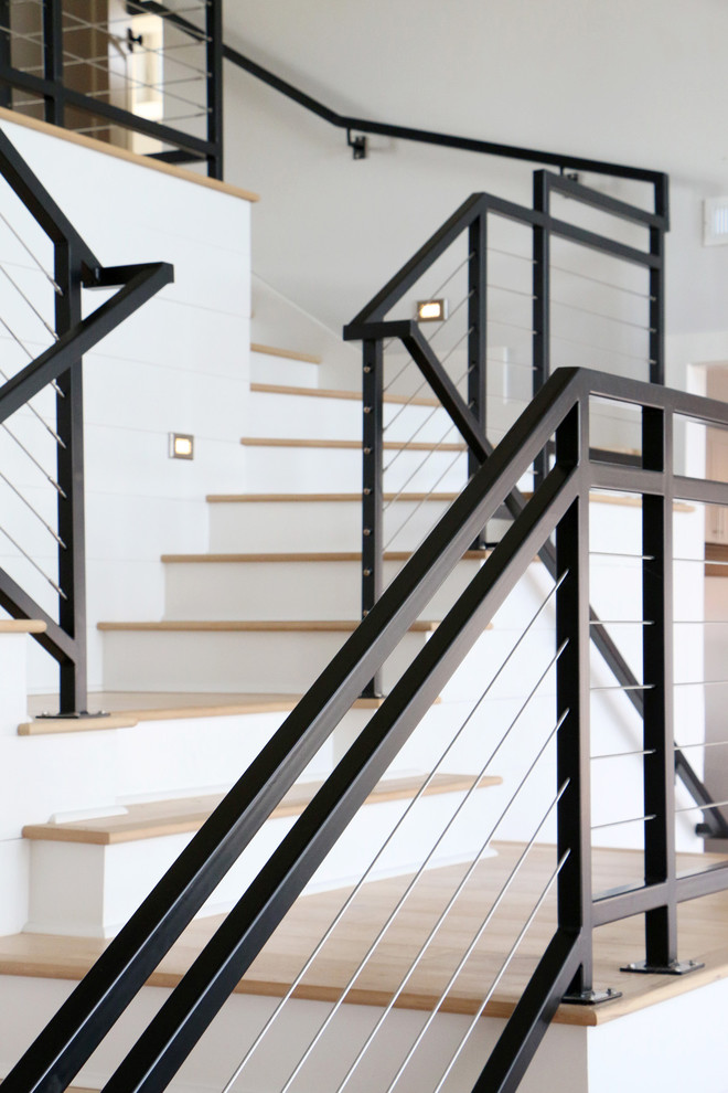 Foto de escalera minimalista con escalones de madera y contrahuellas de madera pintada