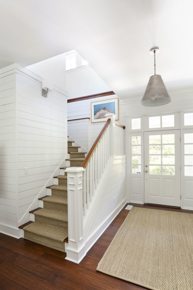 Стильный дизайн: лестница в морском стиле с деревянными ступенями - последний тренд