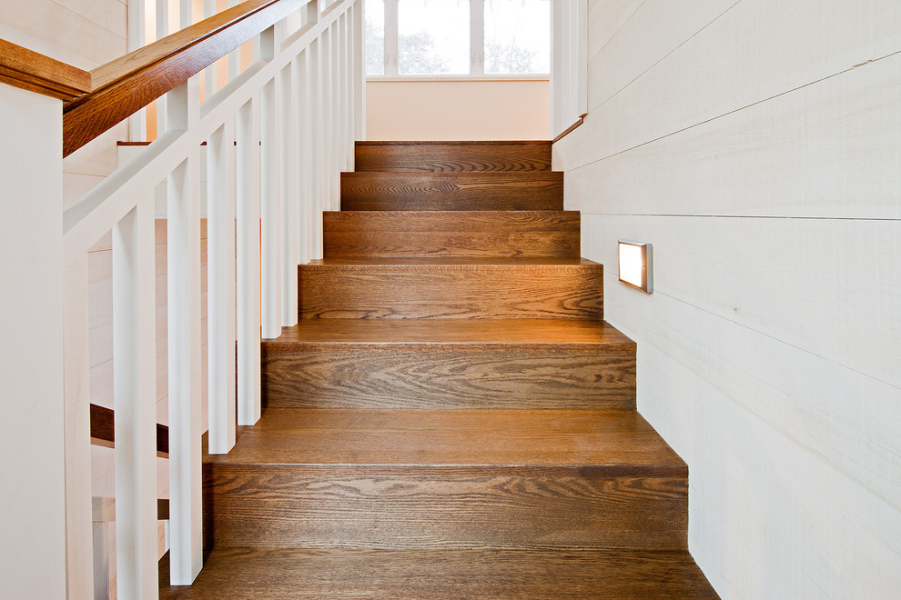 Modelo de escalera rústica con escalones de madera y contrahuellas de madera